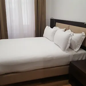 Finestra Su Monti 3*, Roma Italia